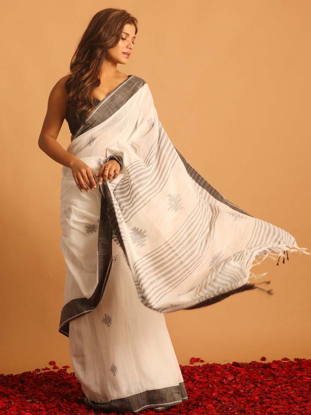 

Indethnic Ethnic Motif Pure Cotton Jamdani Saree With Blouse Piece, White
