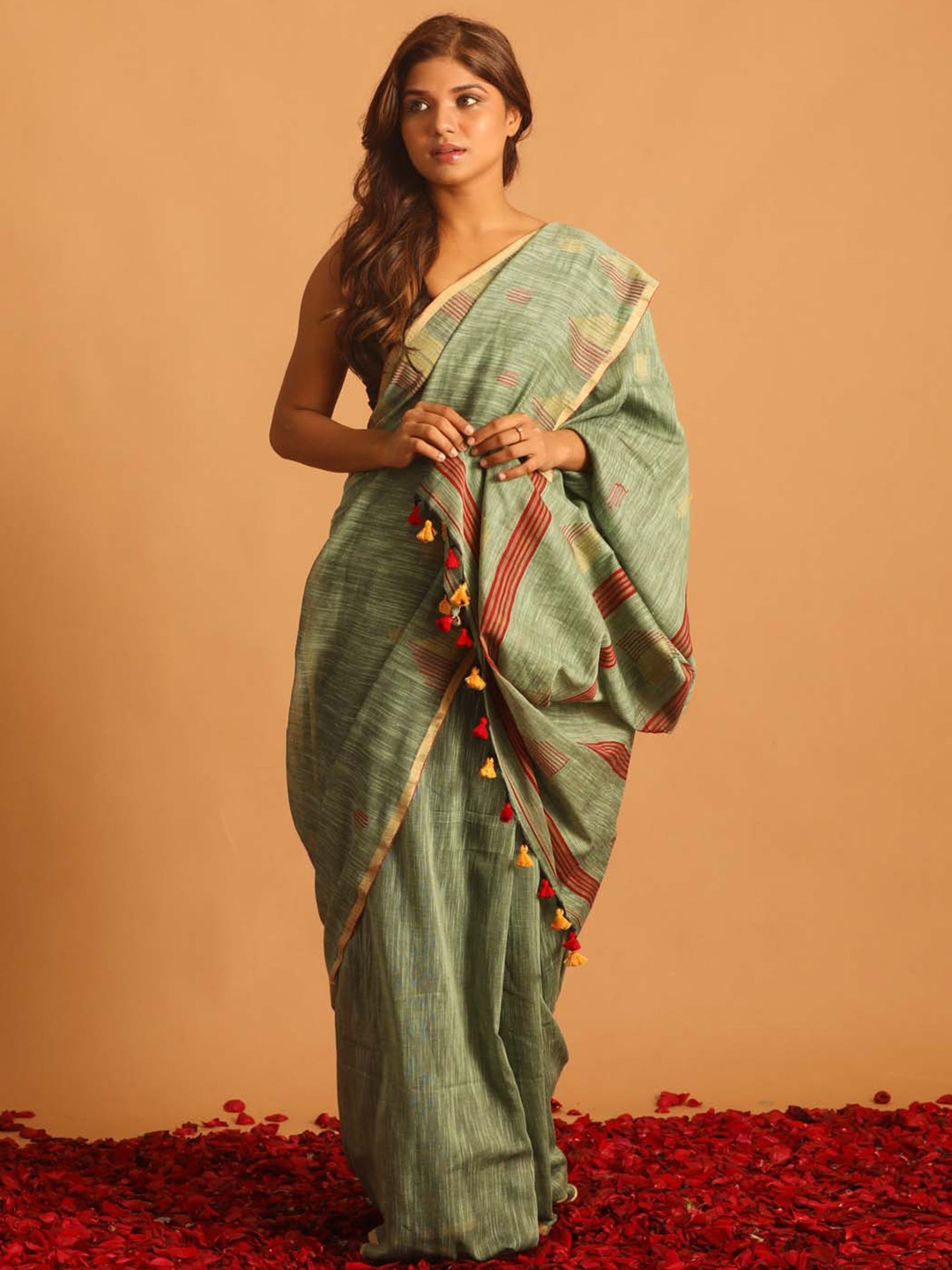 

Indethnic Zari Pure Cotton Jamdani Saree, Green