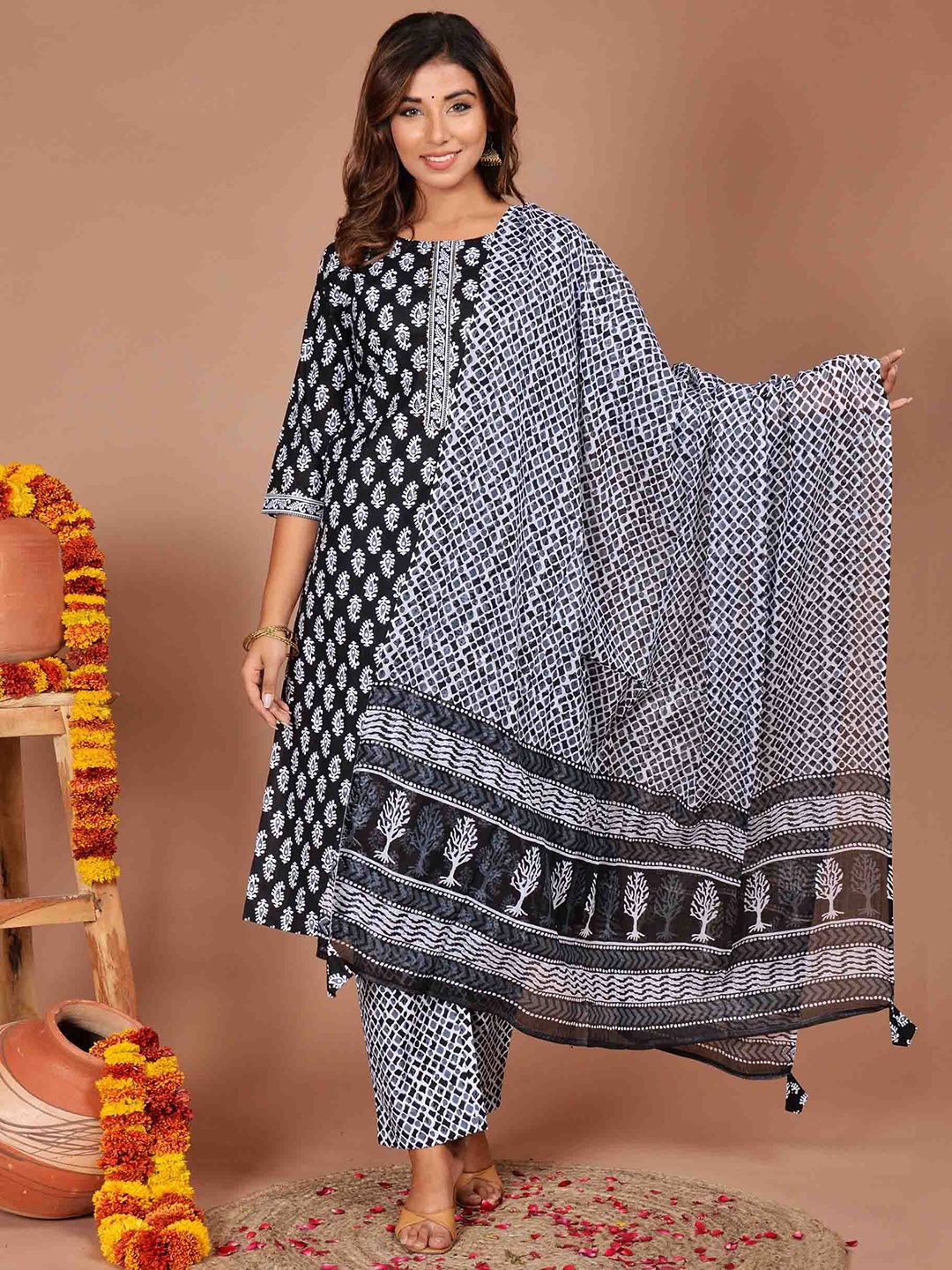 

Meena Bazaar Ethnic Motifs Printed Kurta with Trousers & Dupatta, Black