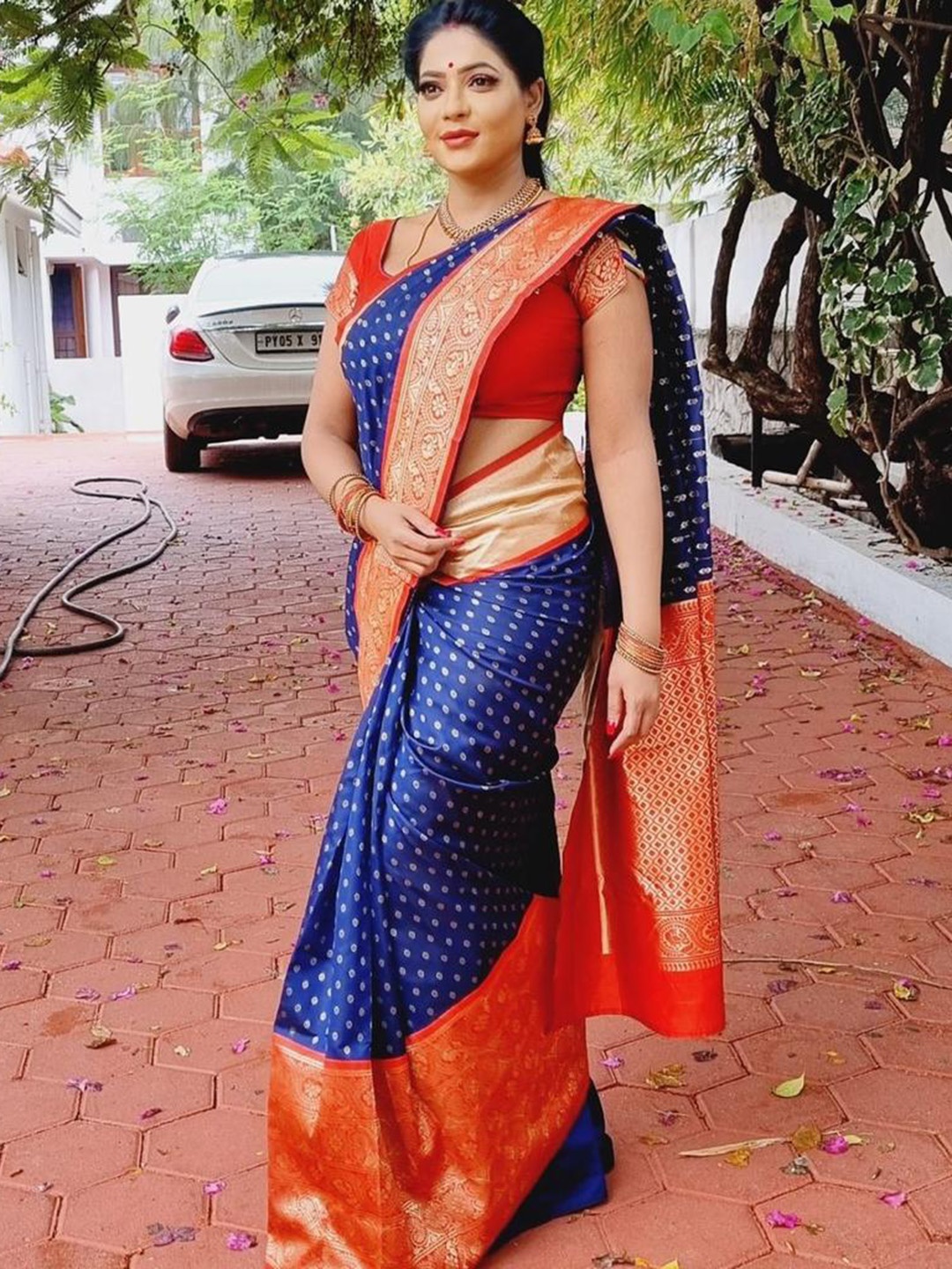 

DIVASTRI Ethnic Motif Woven Design Zari Banarasi Saree, Blue