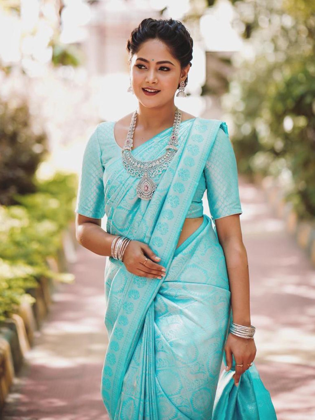 

DIVASTRI Ethnic Motif Woven Design Zari Banarasi Saree, Turquoise blue