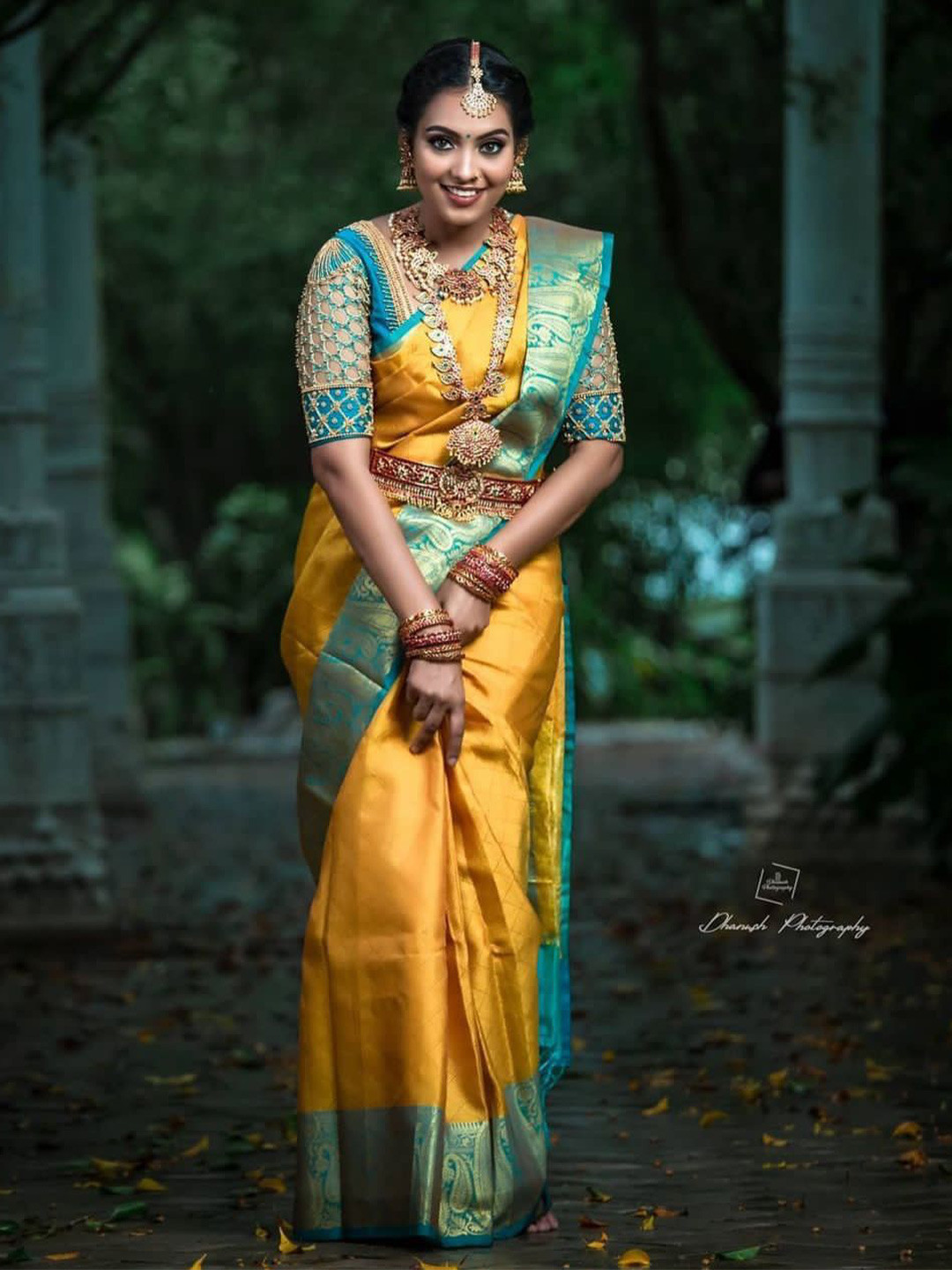 

DIVASTRI Geometric Motif Woven Design Zari Banarasi Saree, Yellow