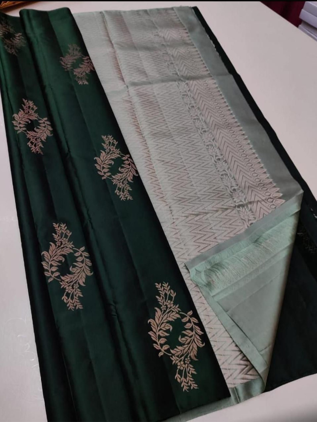 

DIVASTRI Floral Woven Design Zari Banarasi Saree, Green