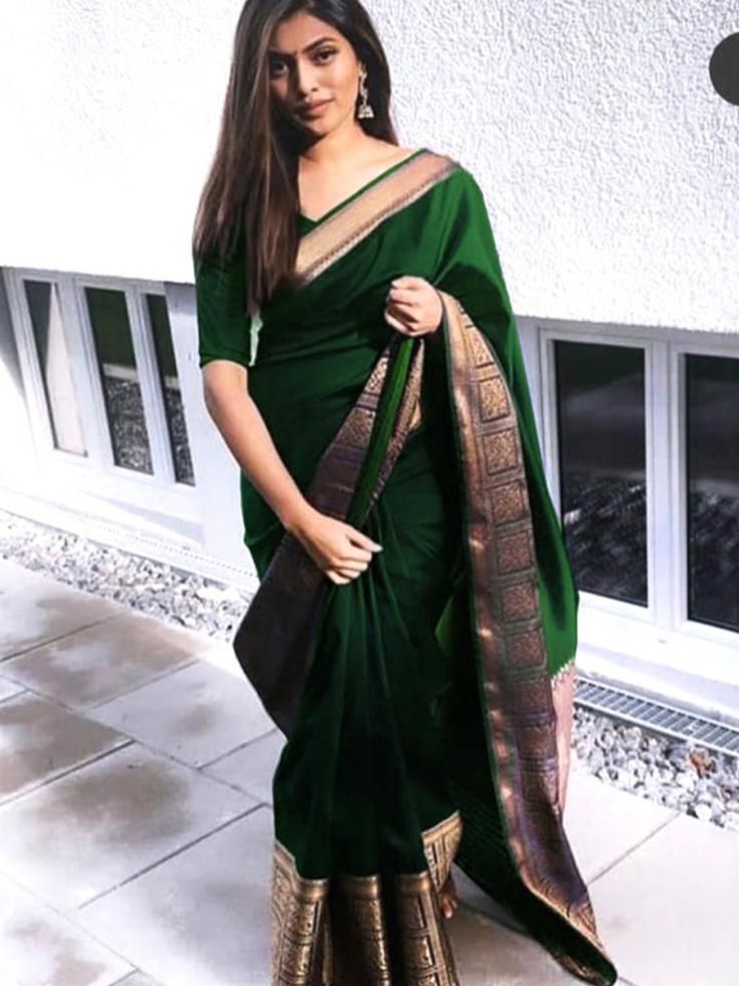 

DIVASTRI Woven Design Border Zari Banarasi Saree, Green