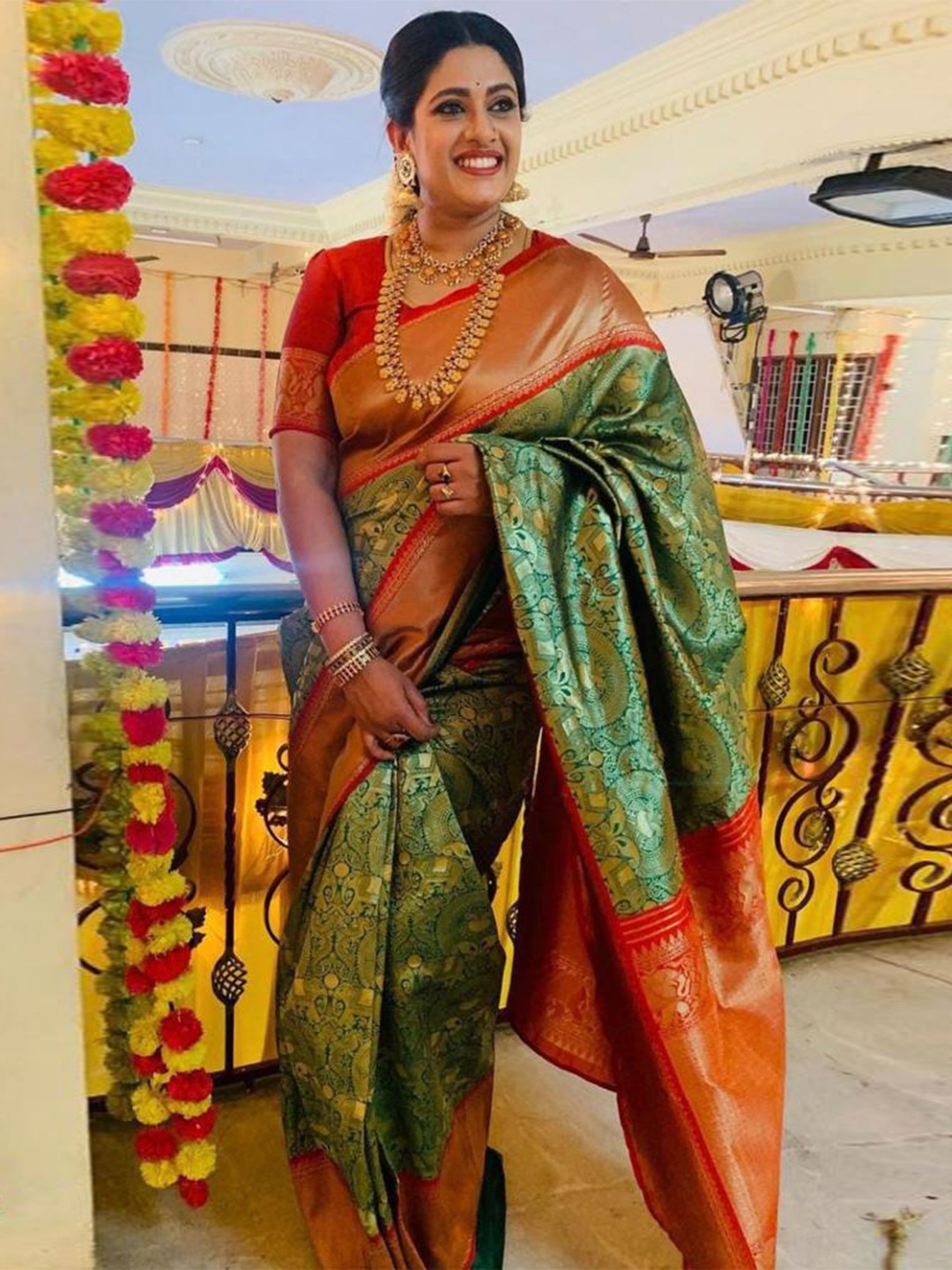 

DIVASTRI Ethnic Motif Woven Design Zari Banarasi Saree, Green