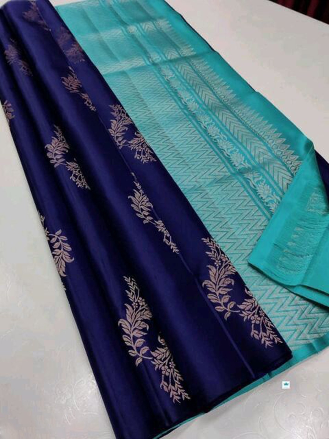 

DIVASTRI Ethnic Motifs Woven Design Zari Banarasi Saree, Navy blue