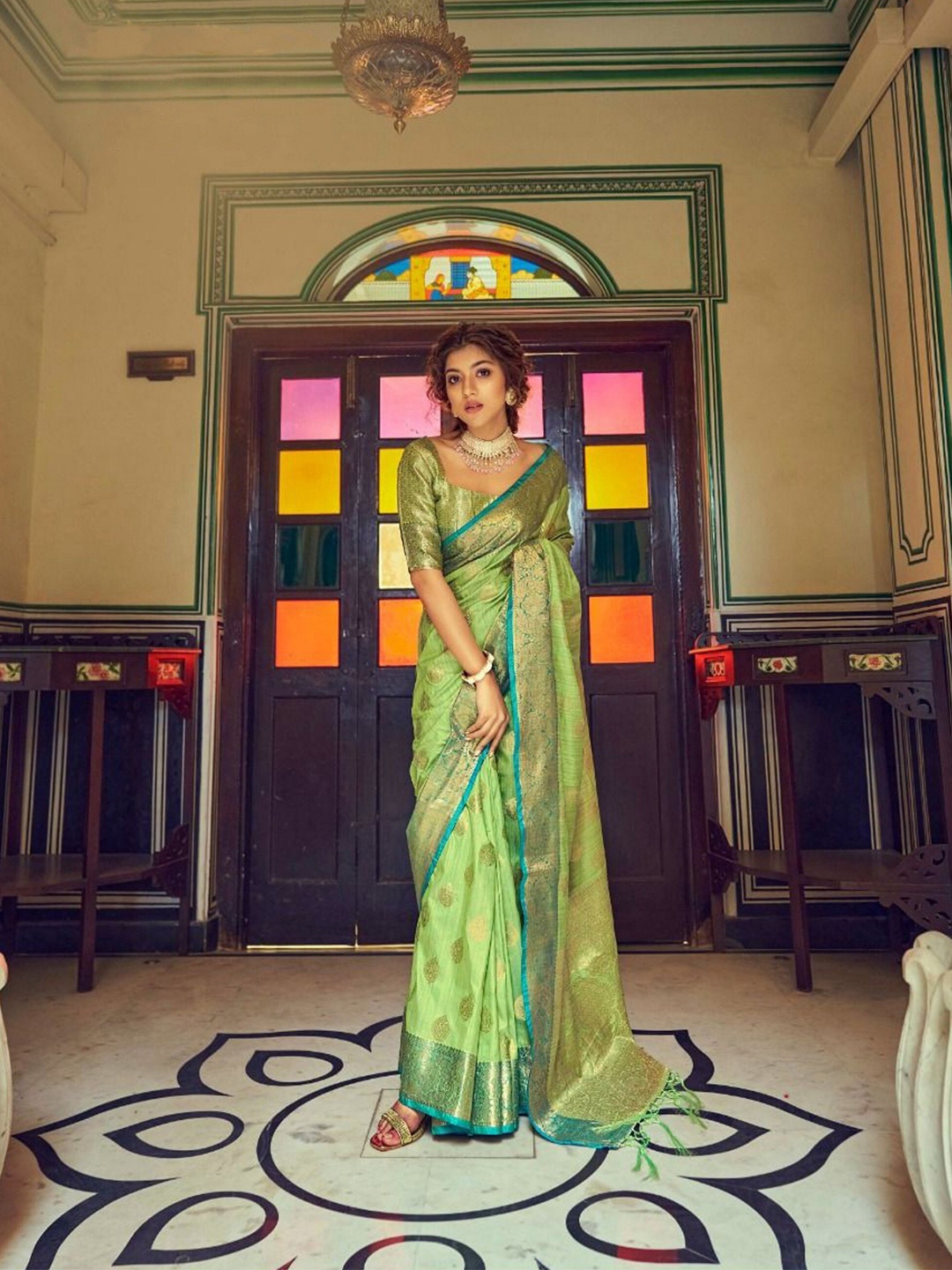 

Mitera Green & Gold-Toned Woven Design Zari Silk Blend Banarasi Saree