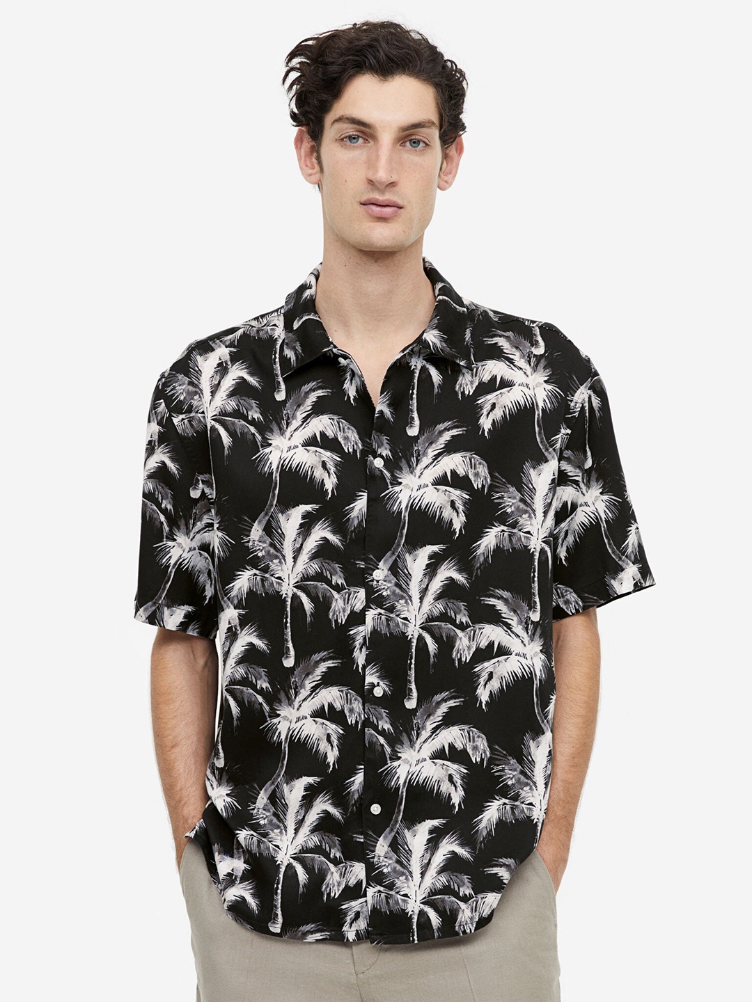 

H&M Regular Fit Short-Sleeved Lyocell Shirt, Black