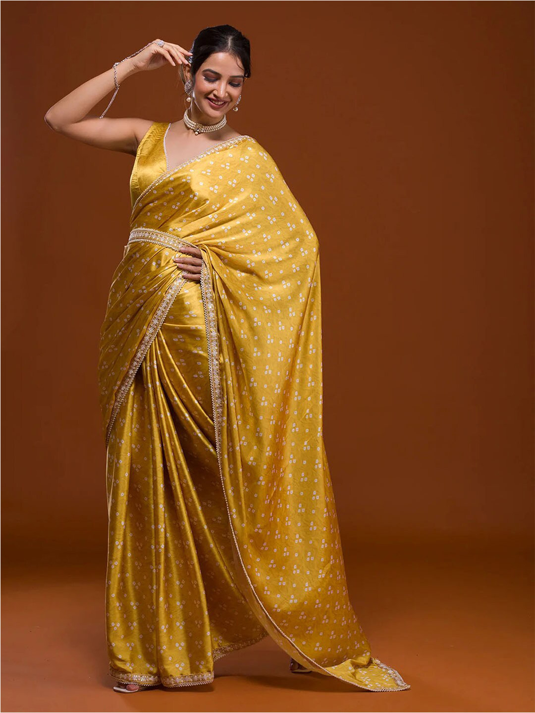 

Mitera Bandhani Printed Belted Saree, Yellow