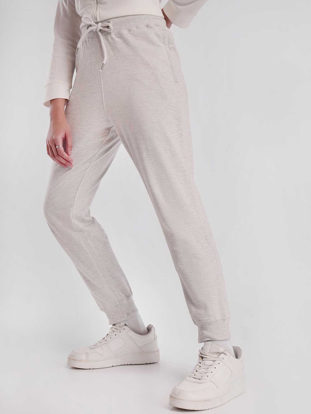 

NOBERO Women Mid-Rise Jogger Fit Trousers, Off white