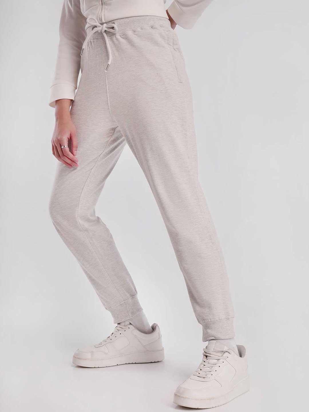 

NOBERO Women Mid-Rise Jogger Fit Trousers, Off white