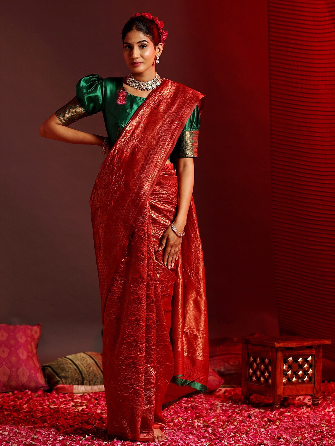 

Mitera Maroon & Gold-Toned Floral Woven Design Zari Banarasi Saree