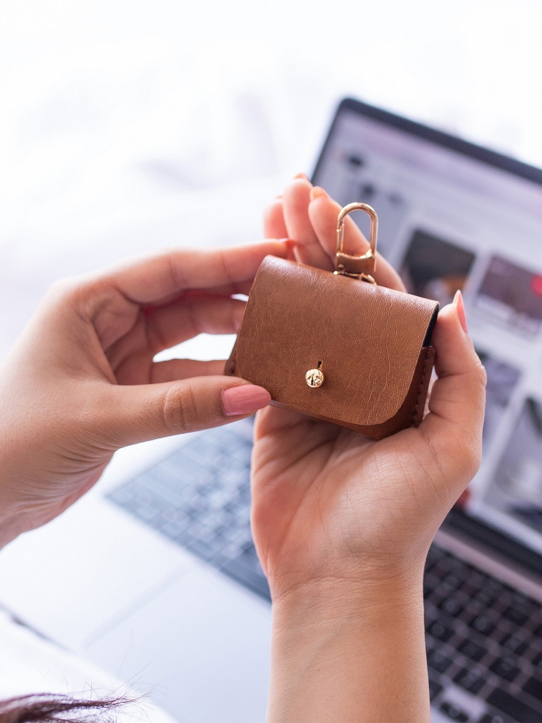 

THE MESSY CORNER Leather Solid Airpod Pro Case, Tan