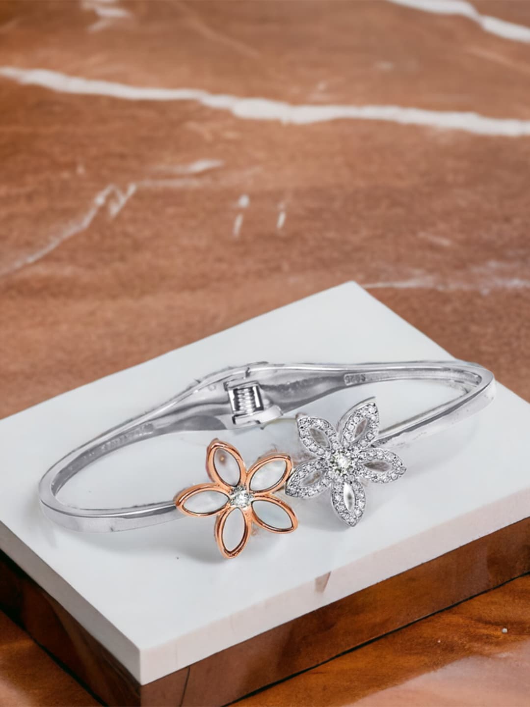 

Taraash 925 Sterling Silver Rhodium Plated Floral Bangle