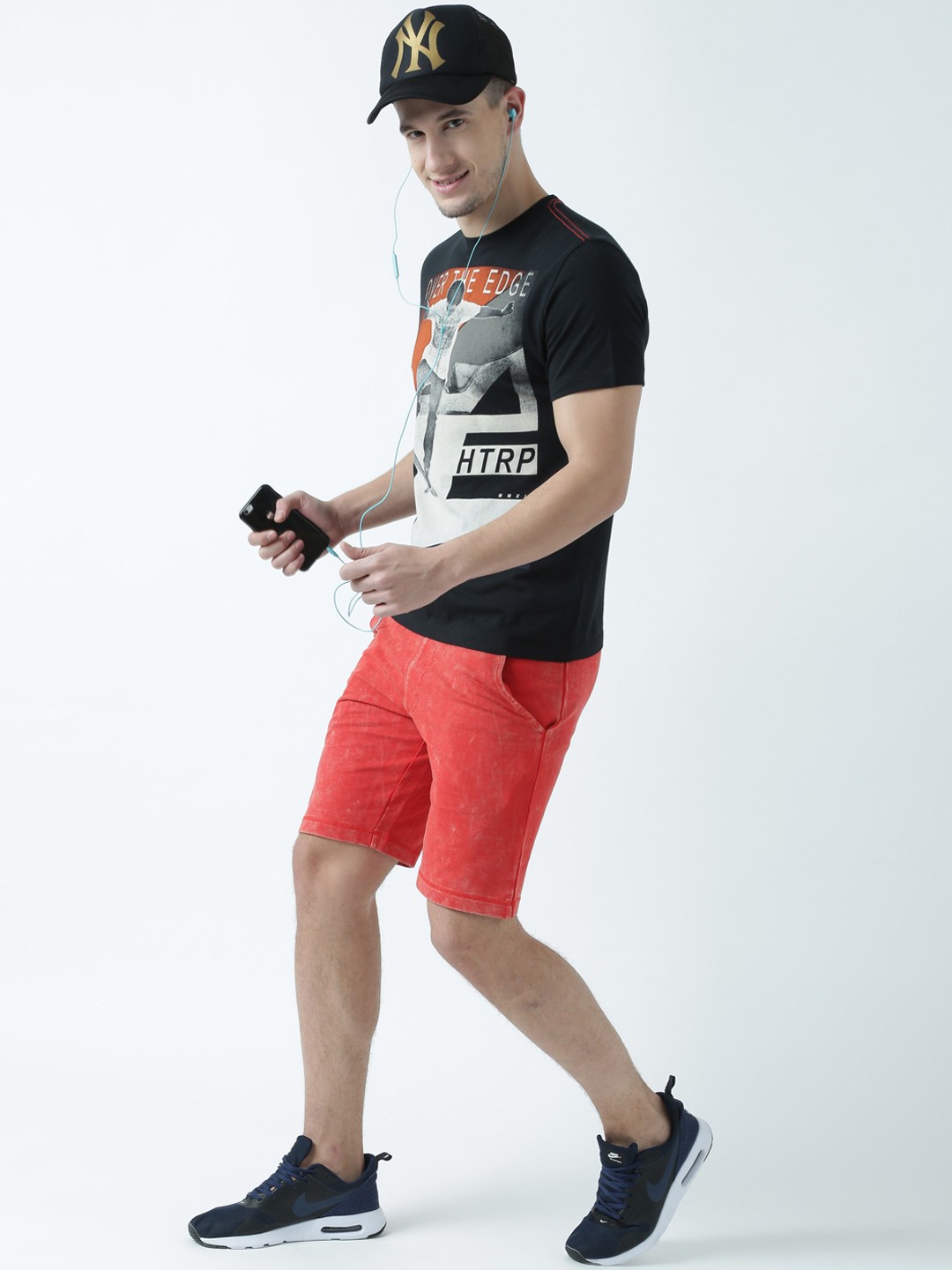 

Huetrap Men Black Printed Round Neck T-shirt