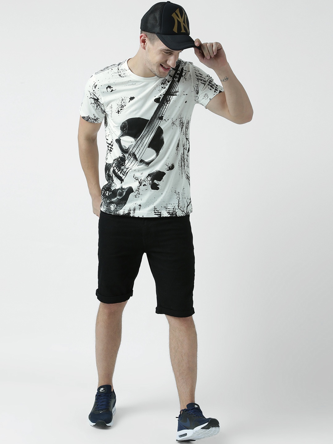 

Huetrap Men Off-White Printed Round Neck T-shirt