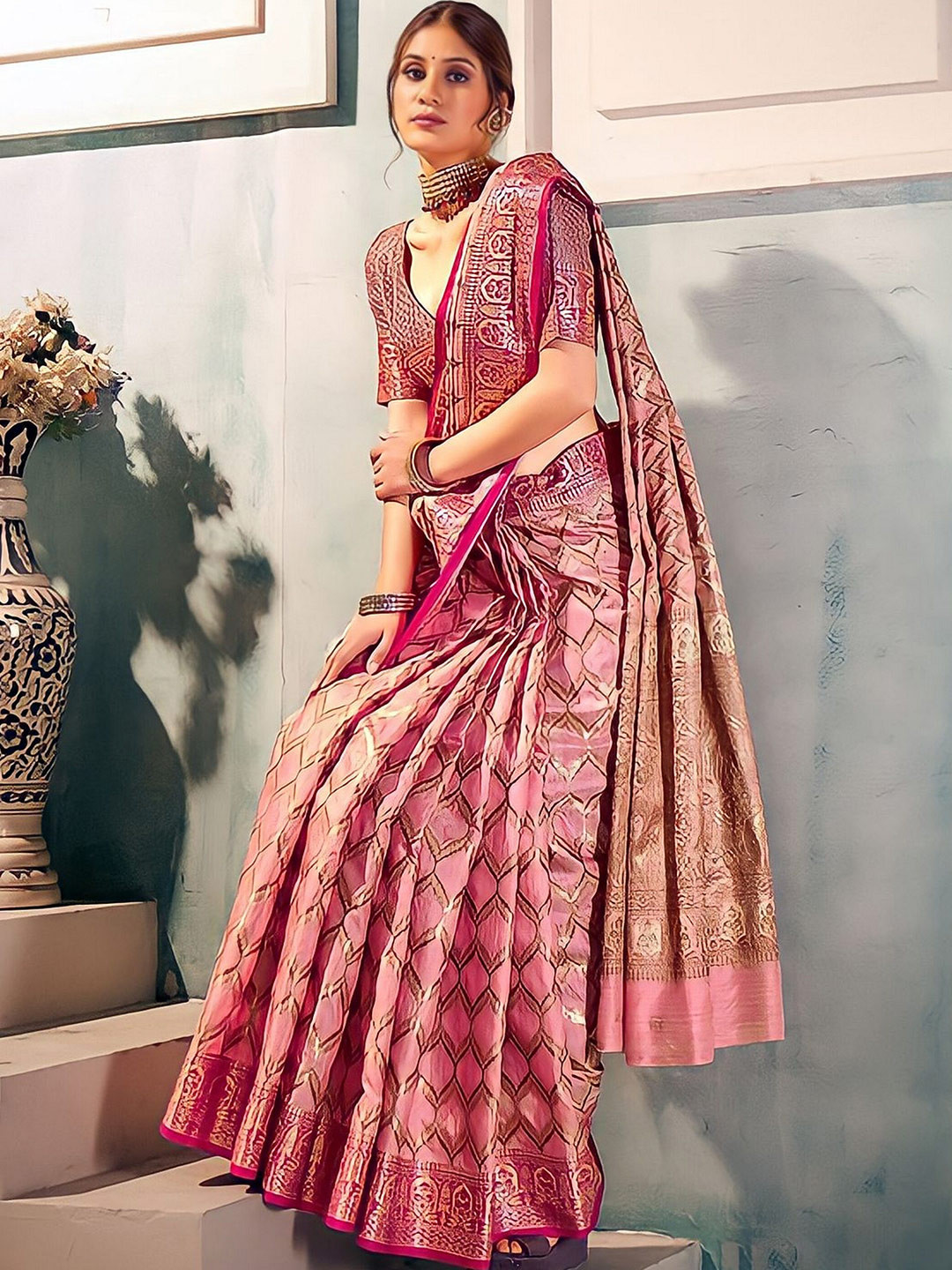 

Mitera Pink & Gold-Toned Geometric Woven Design Zari Banarasi Saree