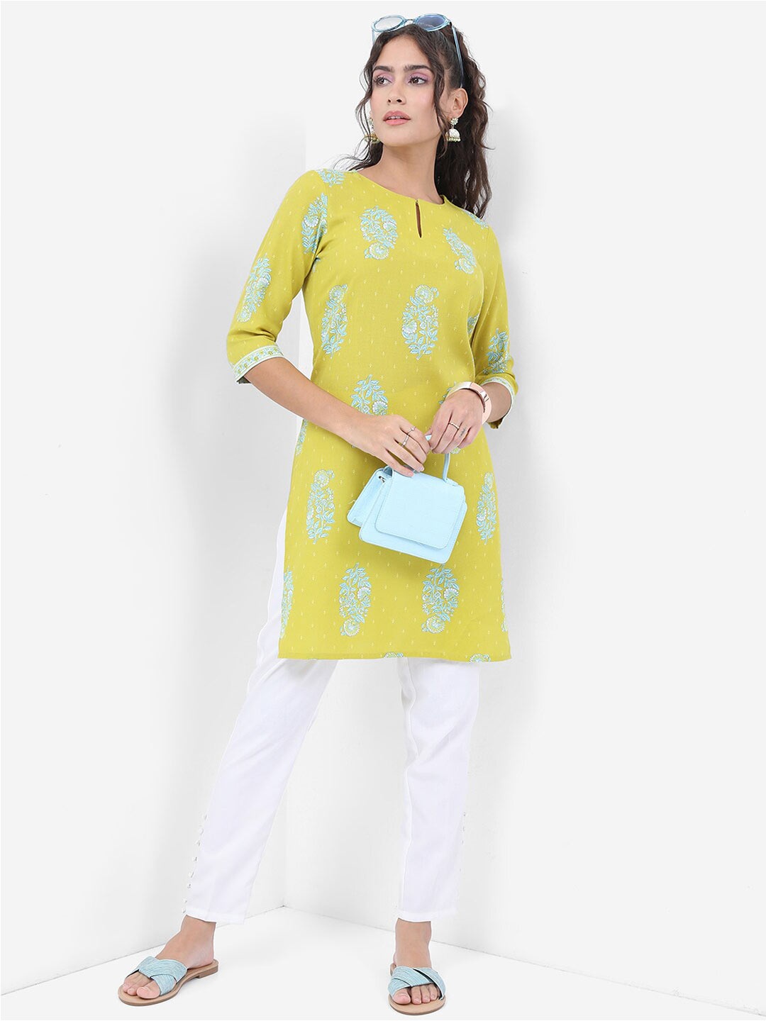 

Vishudh Floral Printed Keyhole Neck Kurta, Lime green
