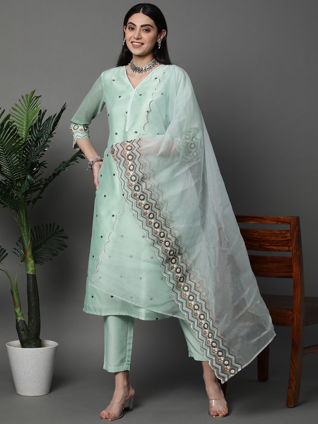 

HEEPOSH Floral Embroidered Chanderi Silk Kurta With Trousers & Dupatta, Green