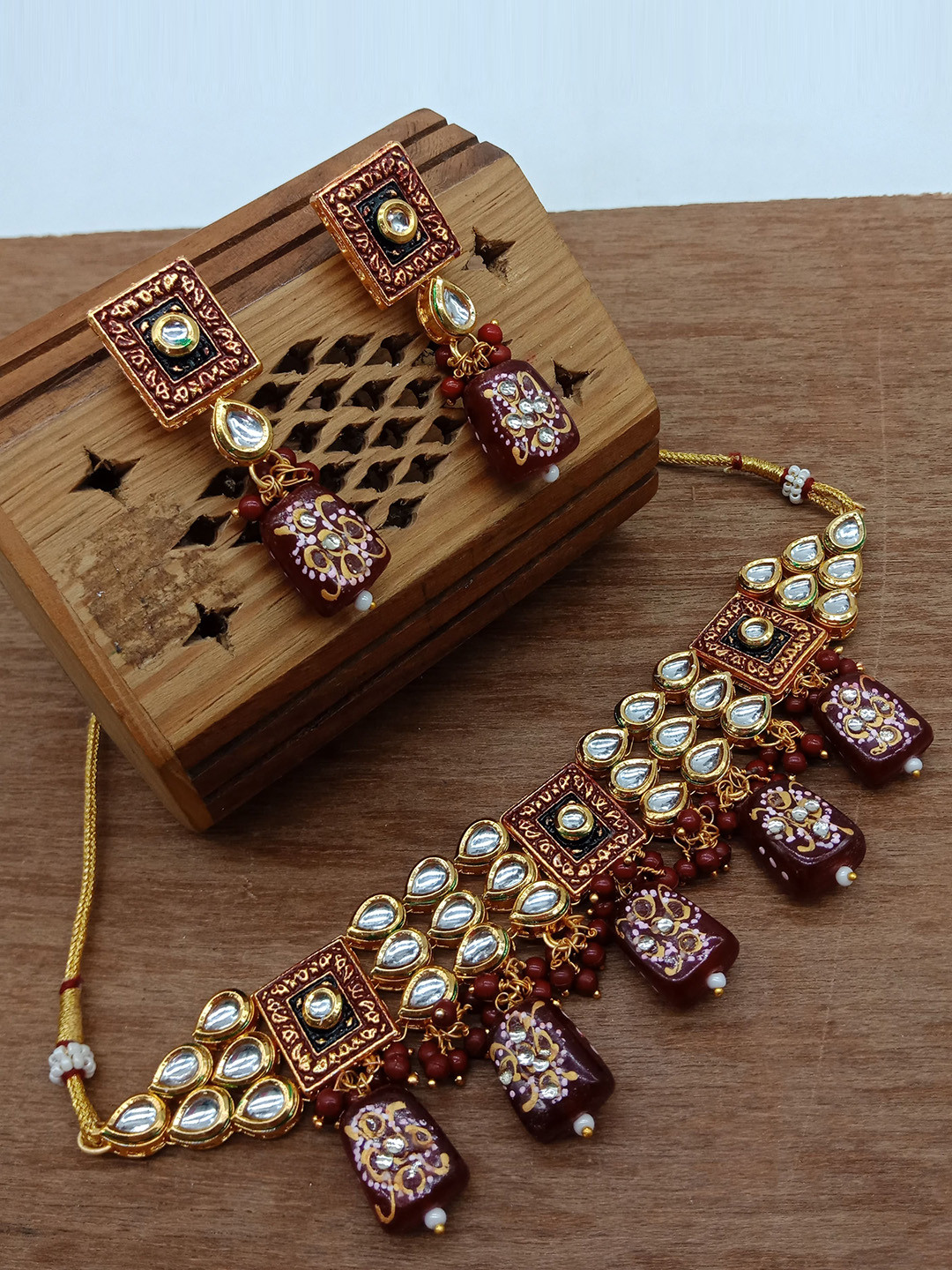 

AASHISH IMITATION Gold-Plated Stone-Studded & Beaded Necklace & Earrings