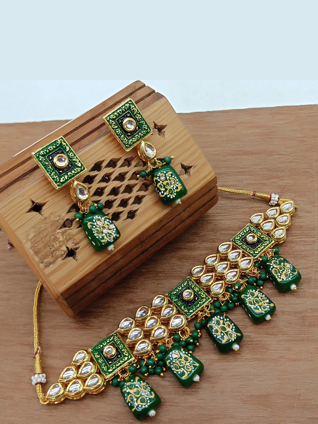 

AASHISH IMITATION Gold-Plated Kundan-Studded & Beaded Jewellery Set