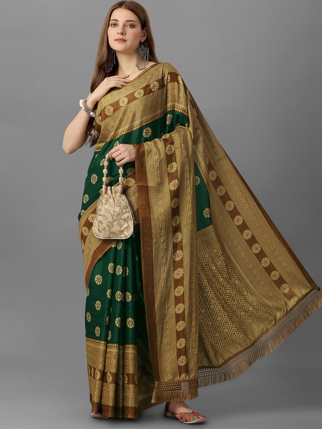 

GORGONE Floral Printed Saree, Green