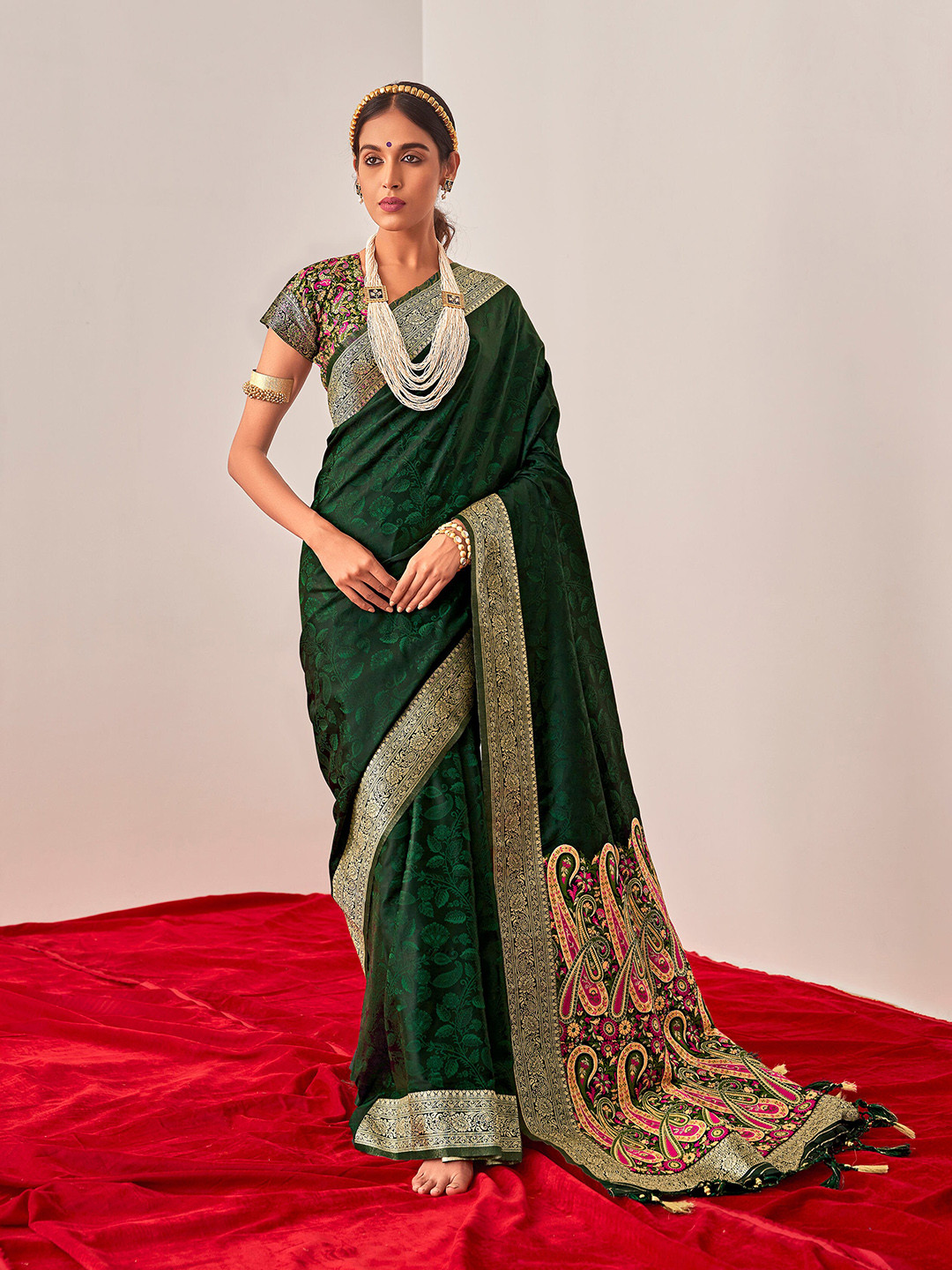 

Mitera Green & Gold-Toned Woven Design Zari Art Silk Saree