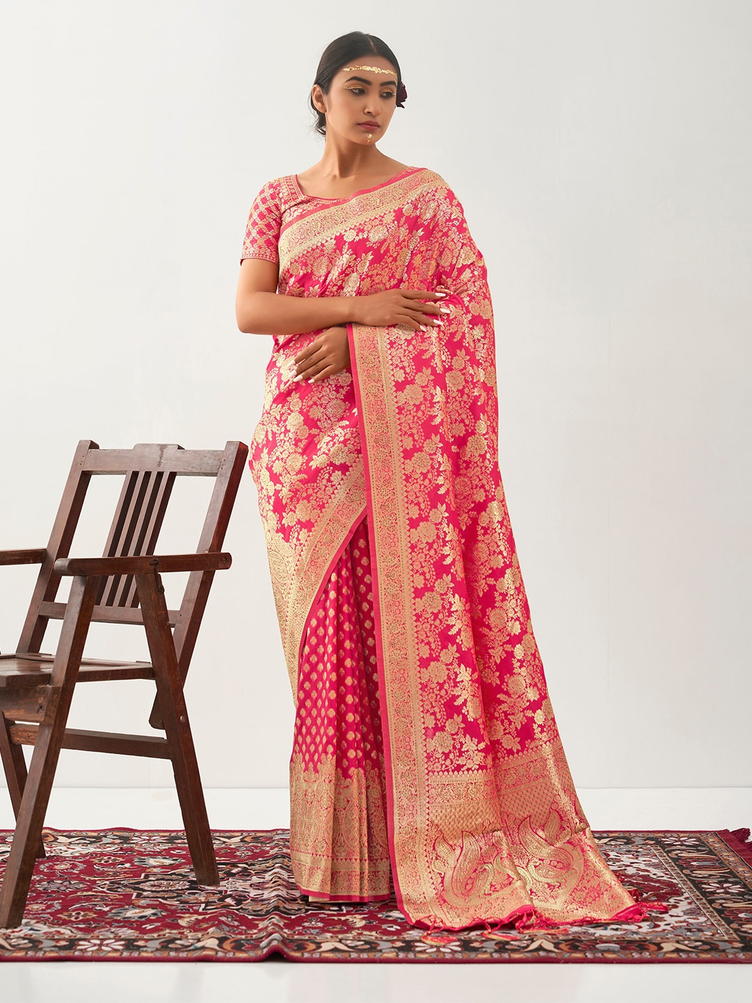 

Mitera Pink & Gold-Toned Woven Design Zari Art Silk Saree