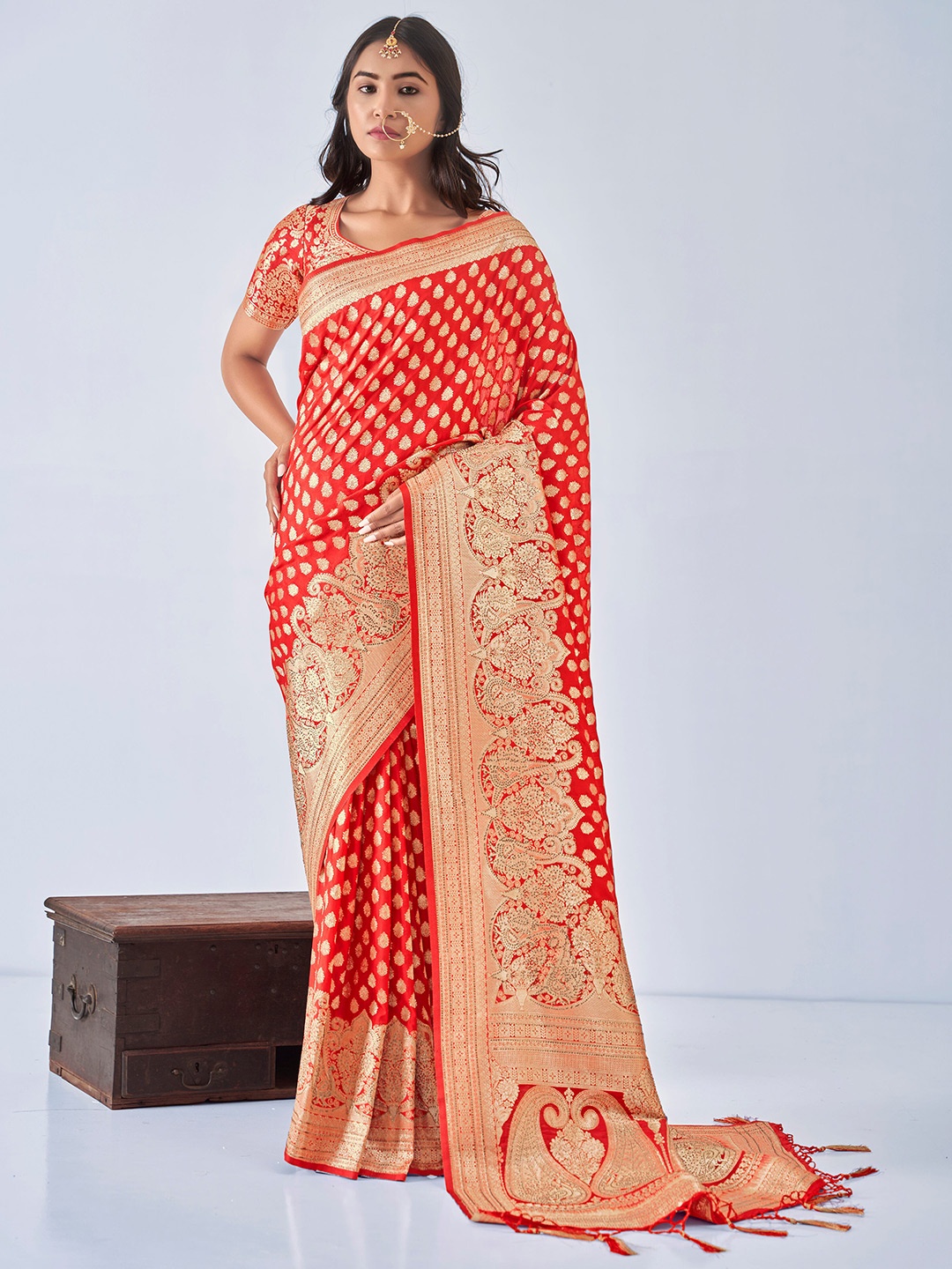 

Mitera Red & Gold-Toned Ethnic Woven Design Zari Saree