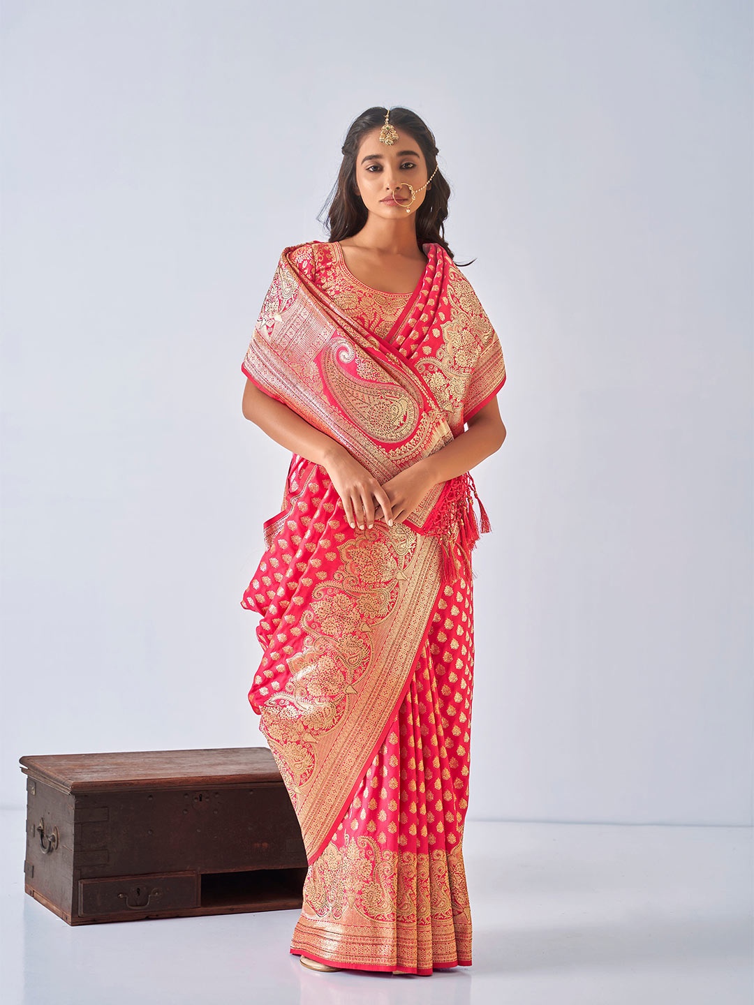 

Mitera Pink & Gold-Toned Ethnic Motif Woven Design Zari Saree