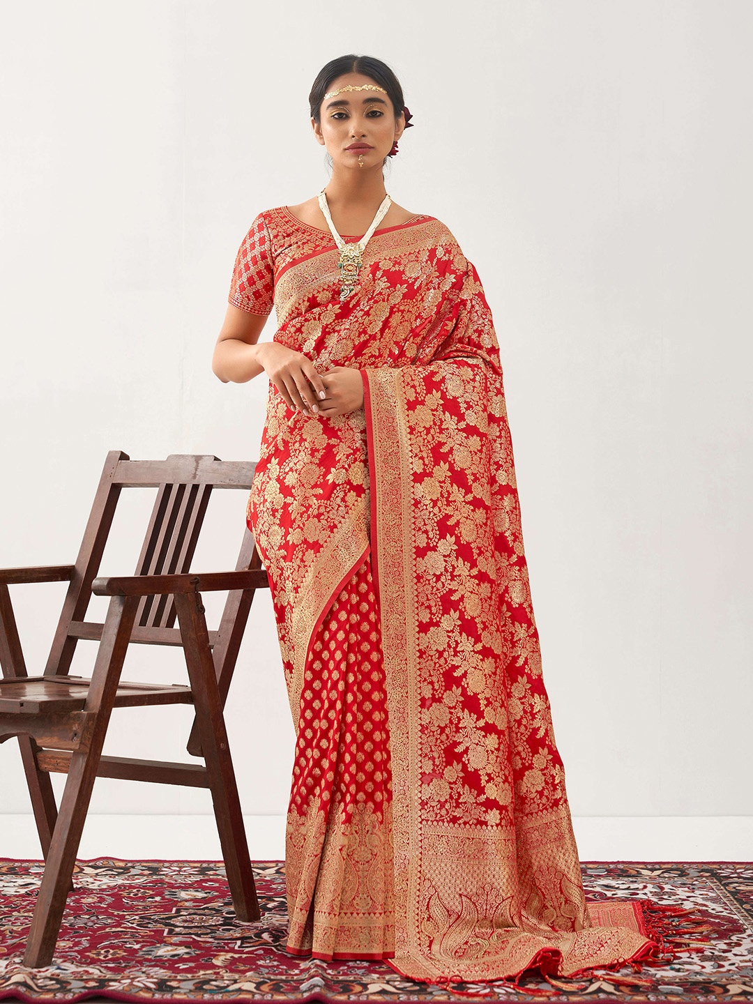 

Mitera Red & Gold-Toned Floral Woven Design Zari Saree