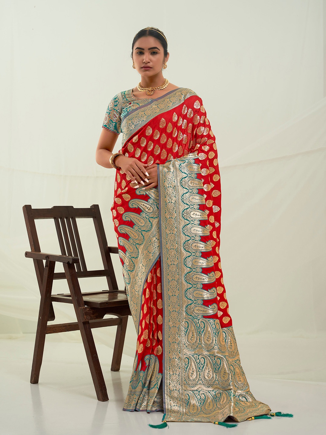 

Mitera Ethnic Motifs Woven Design Zari Art Silk Saree, Red