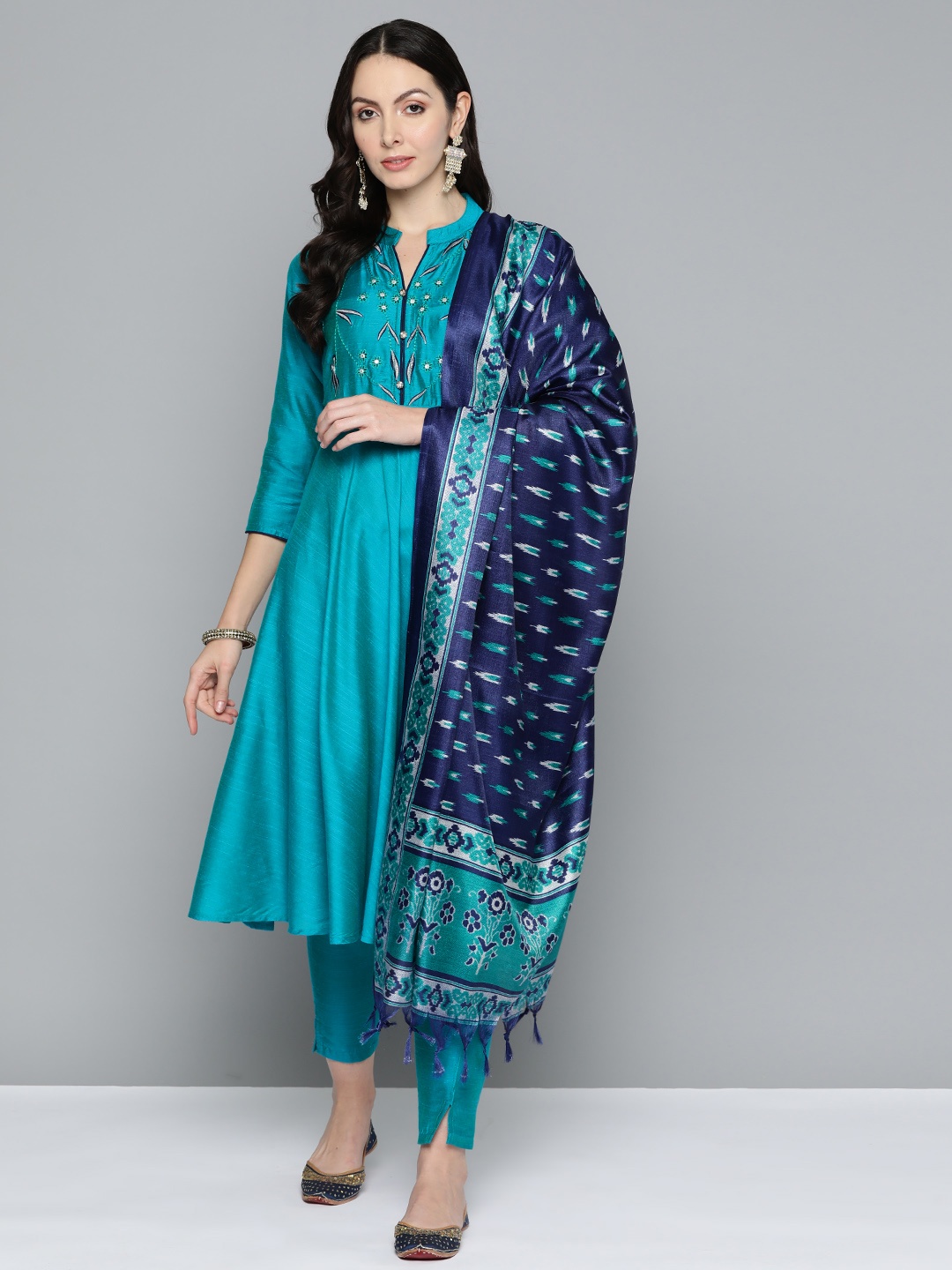 

Jompers Women Floral Embroidered Regular Mirror Work Kurta with Trousers & With Dupatta, Turquoise blue