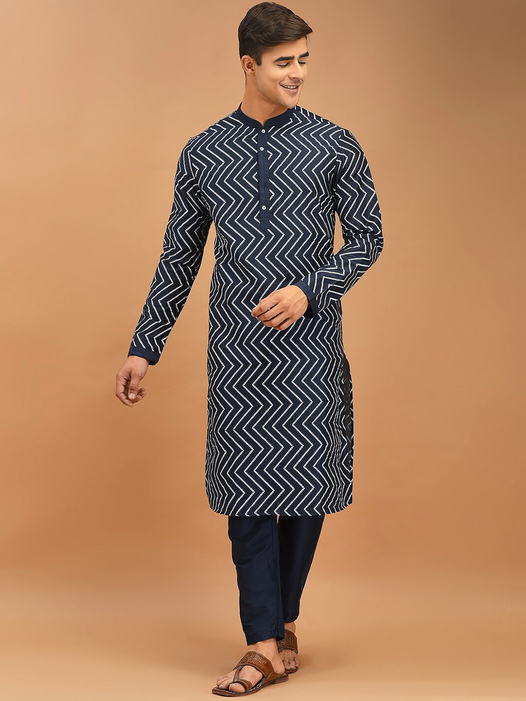 

DEYANN Mandarin Collar Chevron Printed Straight Kurta with Pyjamas, Navy blue