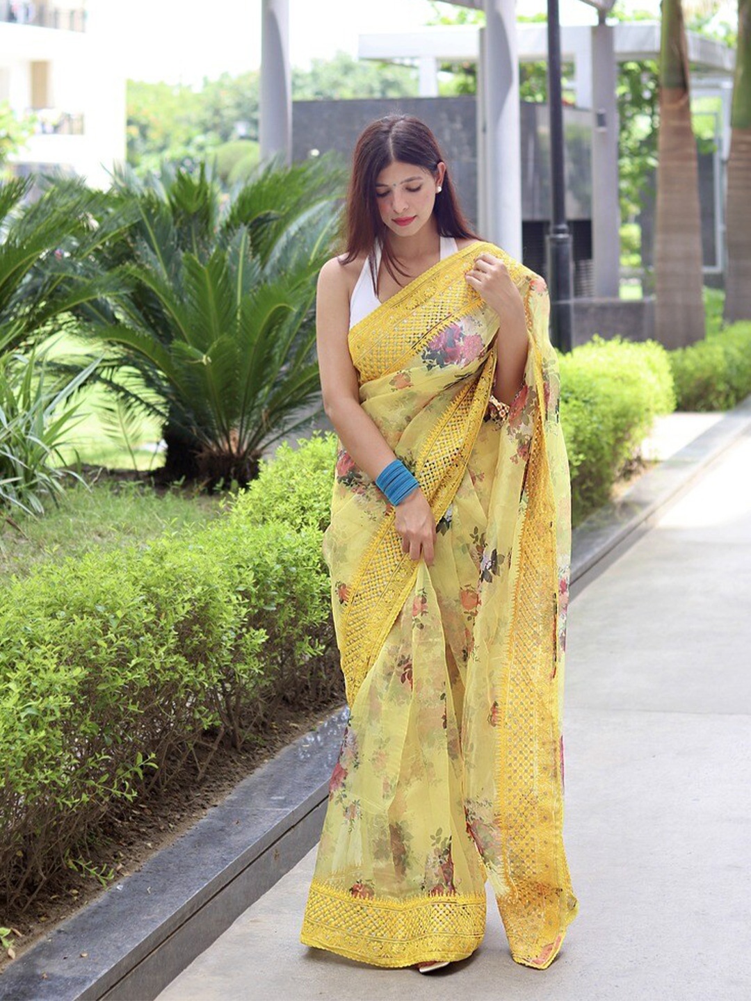 

Atulyam Tex World Floral Printed Embroidered Organza Saree, Yellow