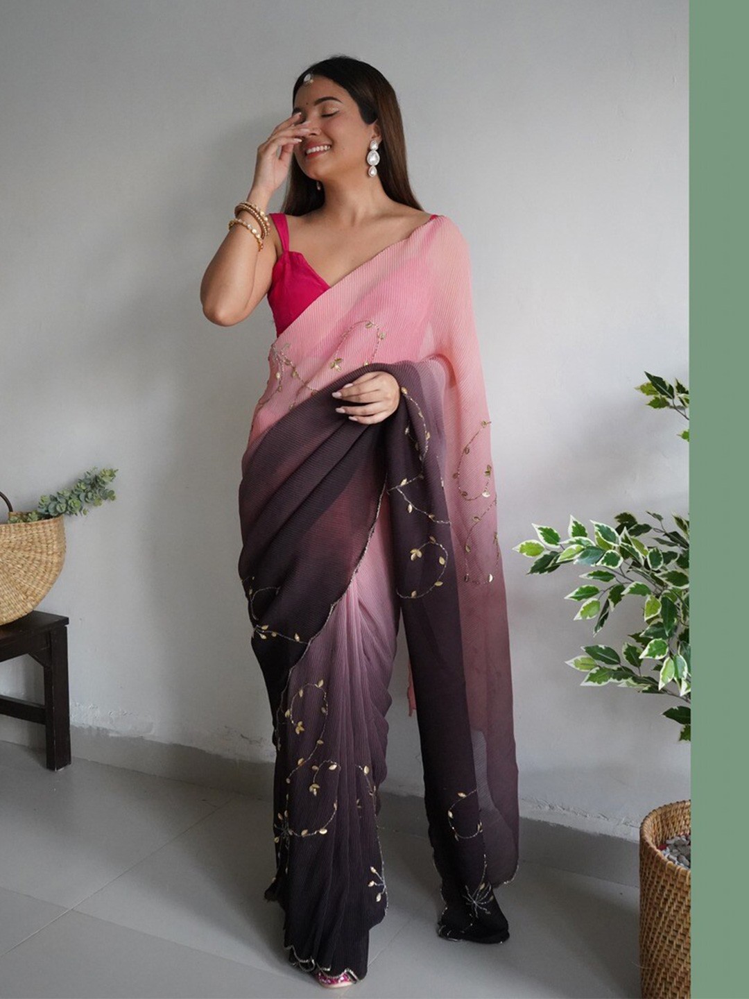 

Atulyam Tex World Embellished Saree, Peach