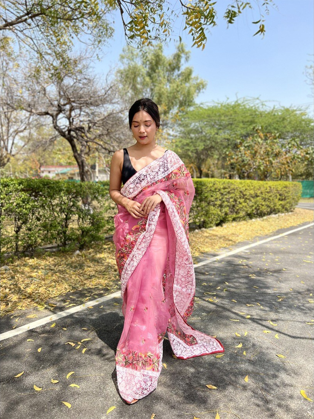 

Atulyam Tex World Floral Embroidered Organza Saree, Pink