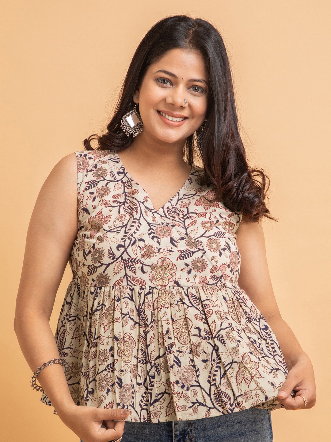 

SUTI Floral Printed Sleeveless V-neck Cotton Peplum Top, Beige