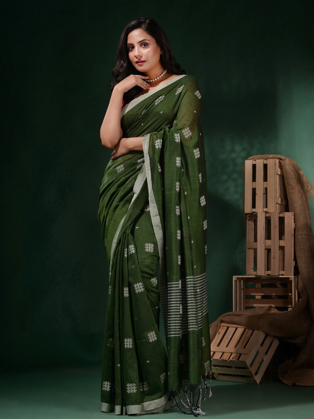 

Charukriti Woven Design Pure Cotton Saree, Green