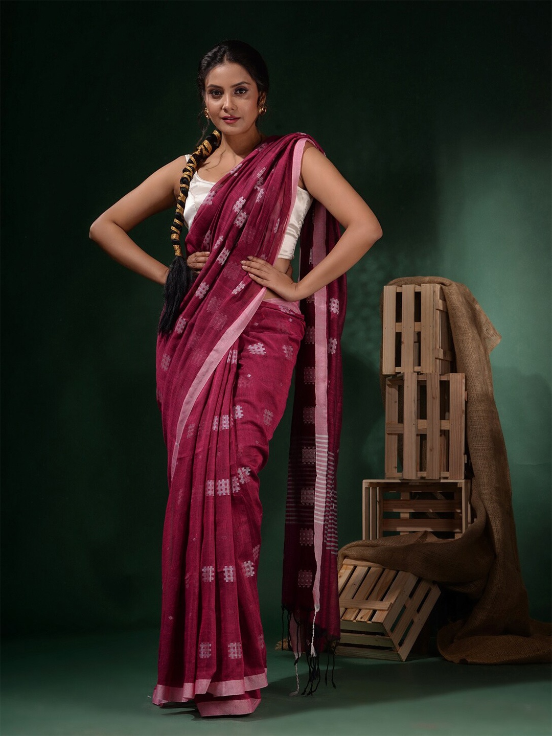 

Charukriti Geometric Woven Design Pure Cotton Saree, Magenta