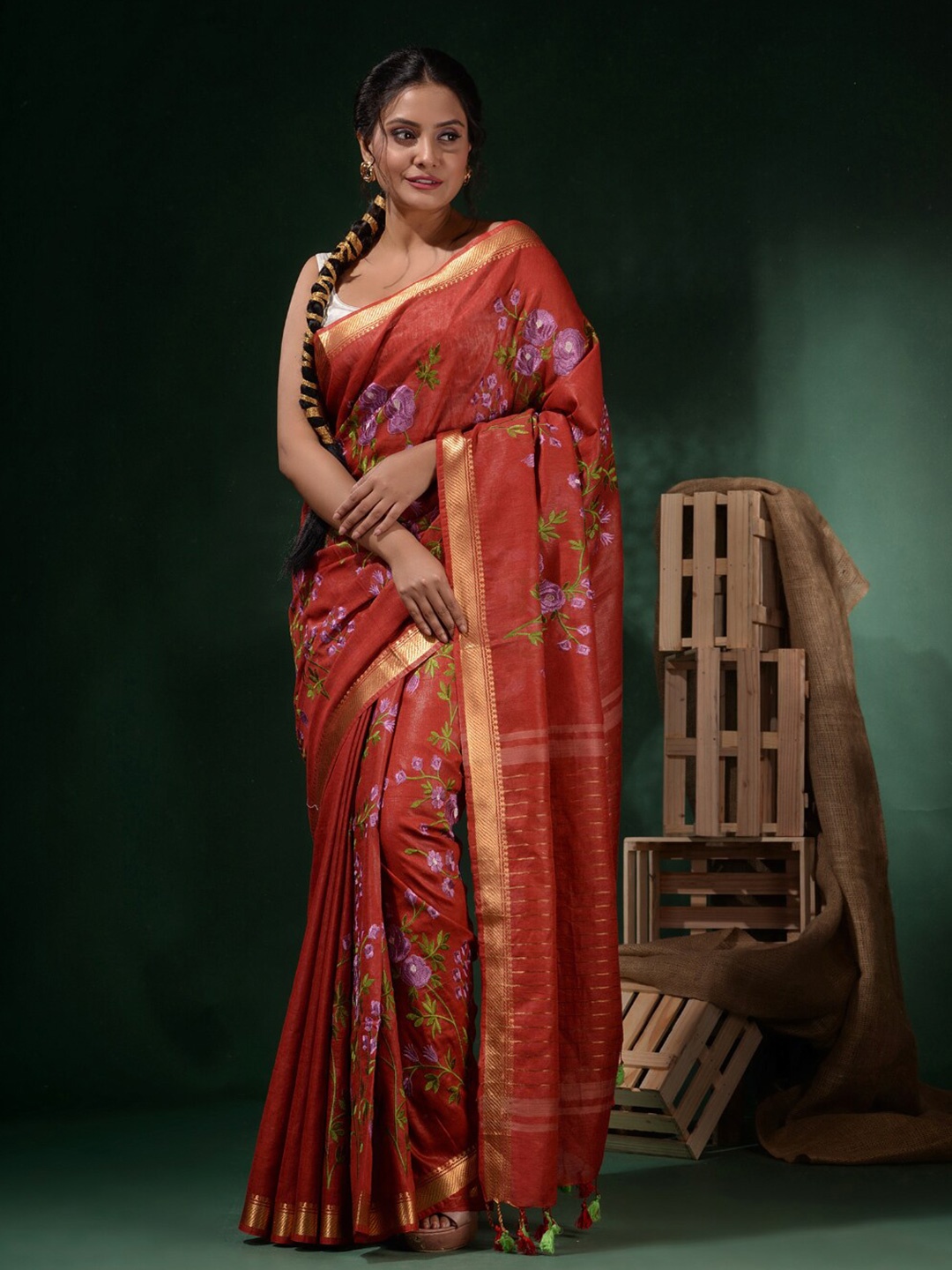 

Charukriti Floral Printed Saree, Red