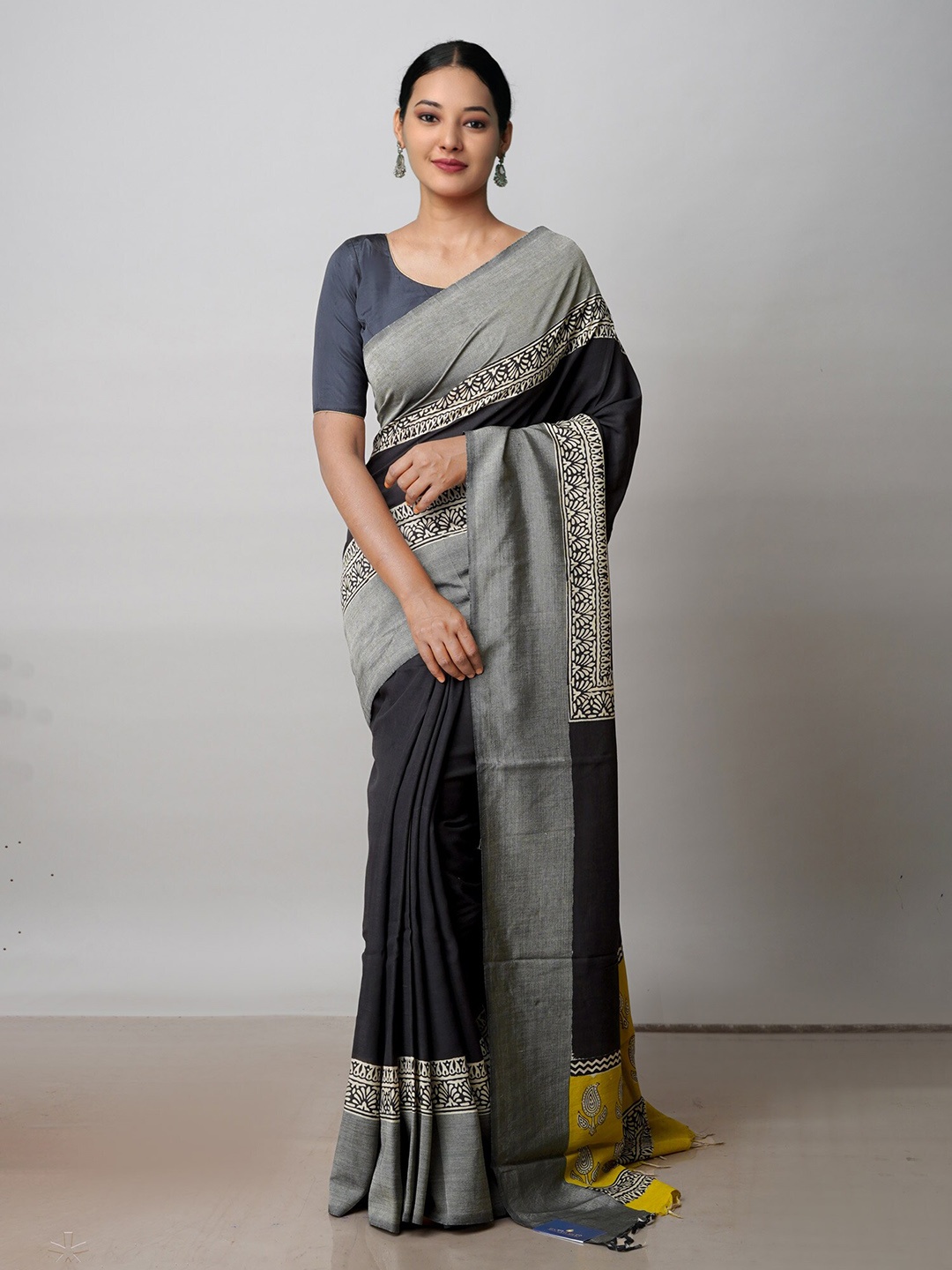 

Unnati Silks Ethnic Motifs Silk Cotton Chettinad Saree, Grey