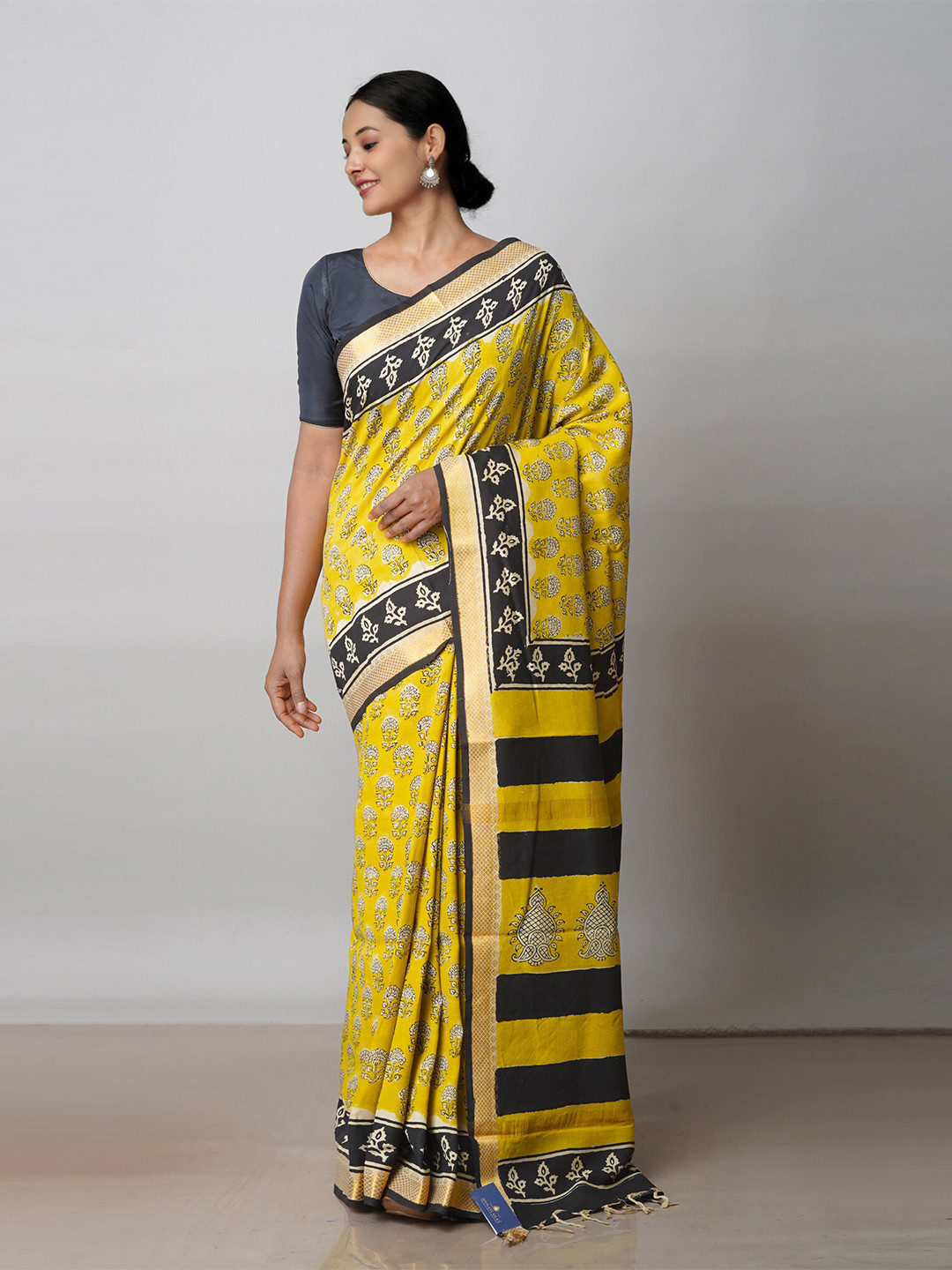 

Unnati Silks Ethnic Motifs Printed Printe Zari Border Saree, Green