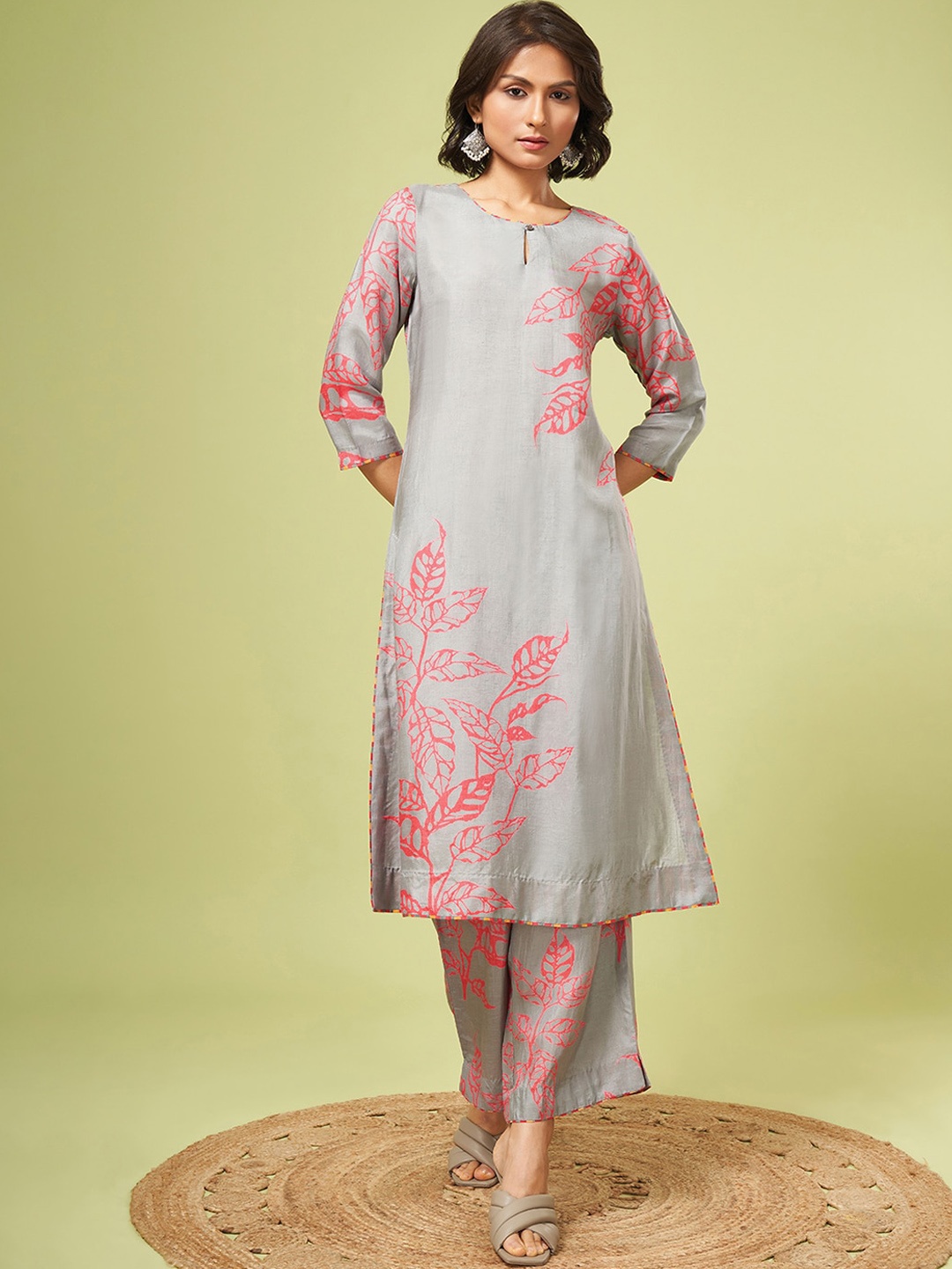 

Marigold Lane Floral Printed Round Neck Kurta With Trousers, Grey