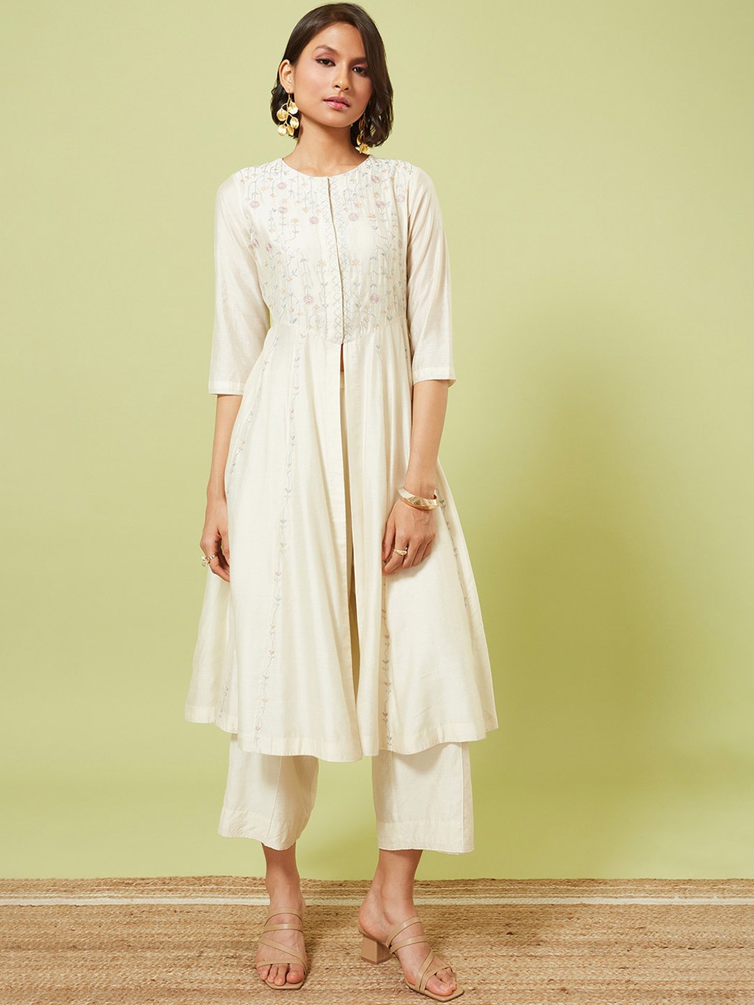 

Marigold Lane Floral Embroidered High Slit Chanderi Silk Kurta With Trousers, Off white