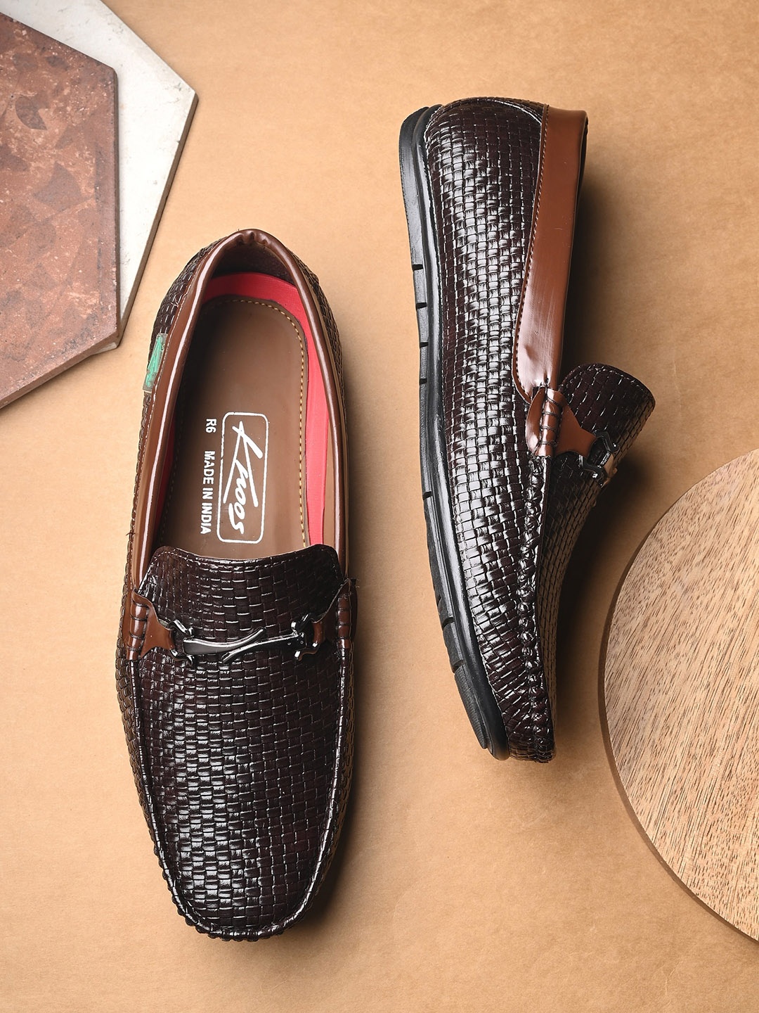 

knoos Men Embellished Textured Lightweight Padded Insole Horsebit Loafers, Brown