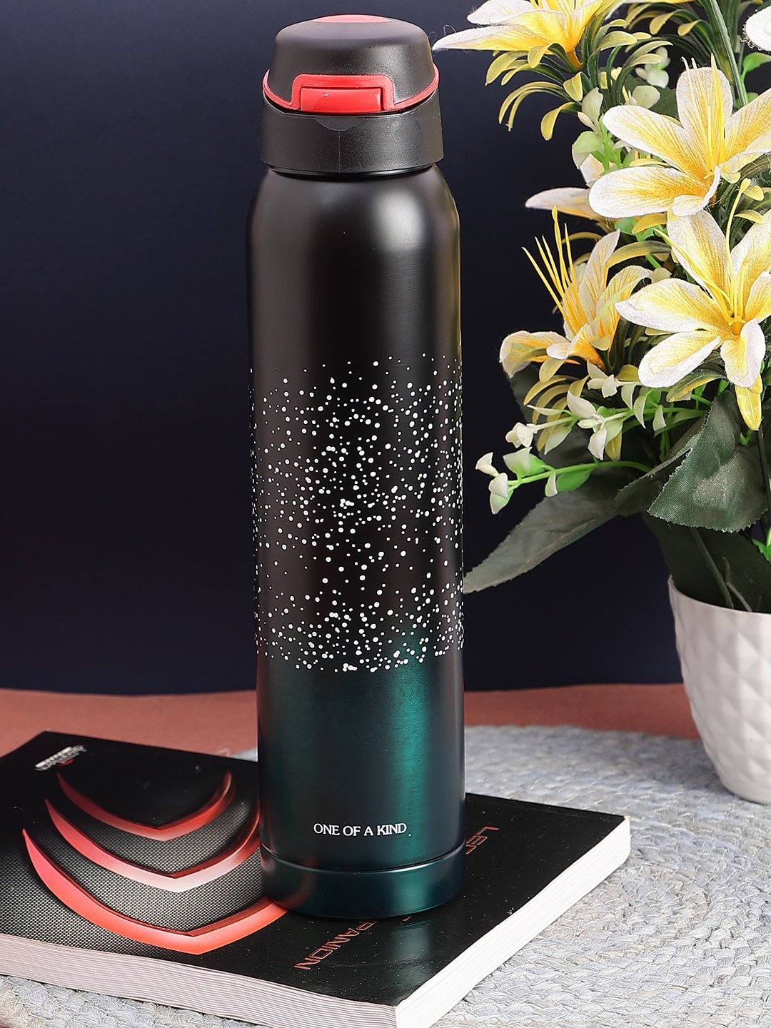 

PASSION PETALS Black & Green Star Printed Stainless Steel Water Bottle 750 ml