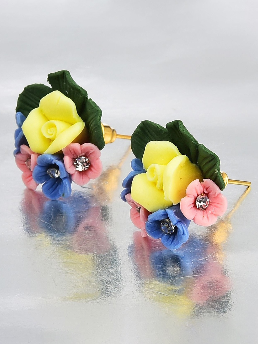 

Crunchy Fashion Gold Plated Floral Studs Earrings, Metallic
