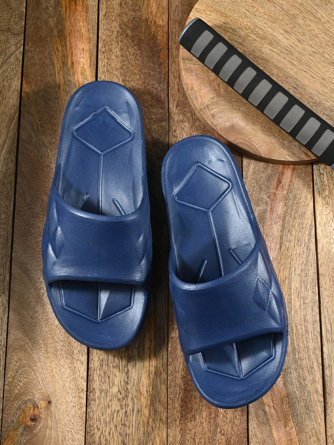 

The Roadster Lifestyle Co. Women Textured Sliders, Navy blue