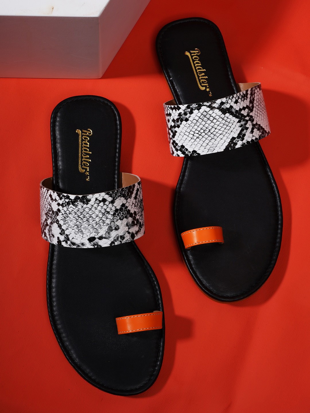 

The Roadster Lifestyle Co. Black And White Printed One Toe Flats